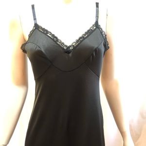 Vintage Van Raalte woman’s black slip with lace trim at bottom size 34 tall